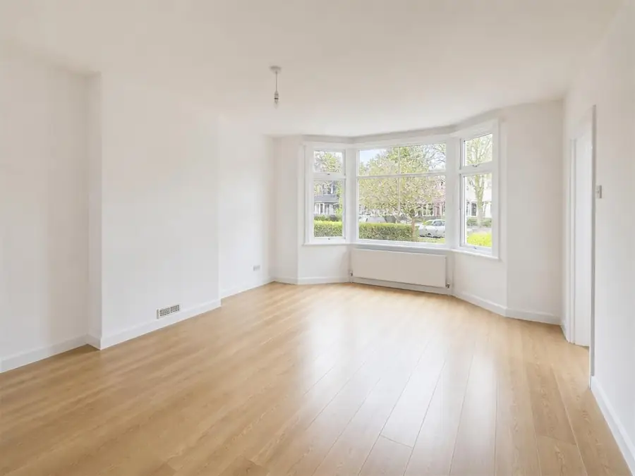 Leere, gereinigte und helle Wohnung nach der Entrümpelung