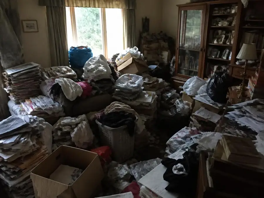 Stark vermüllte Wohnung vor der Messie Entrümpelung